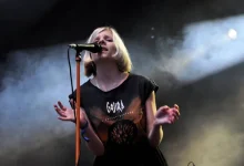 +nxBvIAAAAAXRSTlMAQObYZgAAABZJREFUOI1jYMADmEe5o9xR7iiXQi4A4BsA388WUyMAAAAASUVORK5CYII= - Aurora y su Conexión con el Metal: Una Nueva Faceta y un Posible Álbum de Heavy Metal