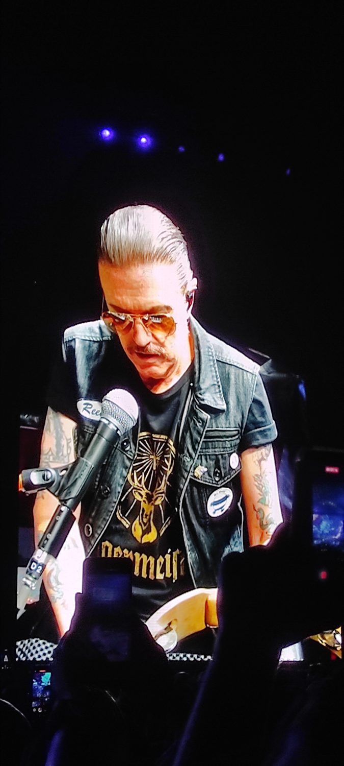 IMG 20251011 215903 675x1500 - Guns N' Roses en Medellin, una experiencia inolvidable