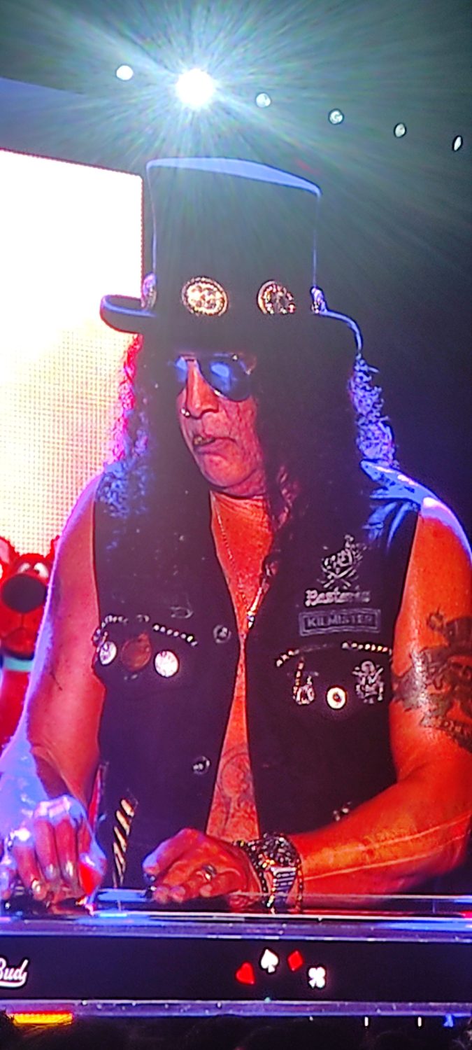 IMG 20251011 234342 675x1500 - Guns N' Roses en Medellin, una experiencia inolvidable
