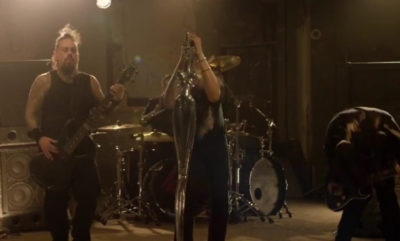"Rotting In Vain" el nuevo vídeo de KORN 9 "Rotting In Vain" el nuevo vídeo de KORN 7
