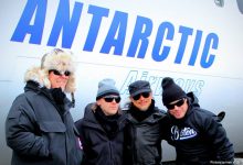 +nxBvIAAAAAXRSTlMAQObYZgAAABZJREFUOI1jYMADmEe5o9xR7iiXQi4A4BsA388WUyMAAAAASUVORK5CYII= - Momentos antes de la presentación de METALLICA en la Antártica.